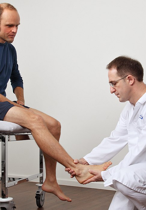 Examen de pie y tobillo por el ortopeda.